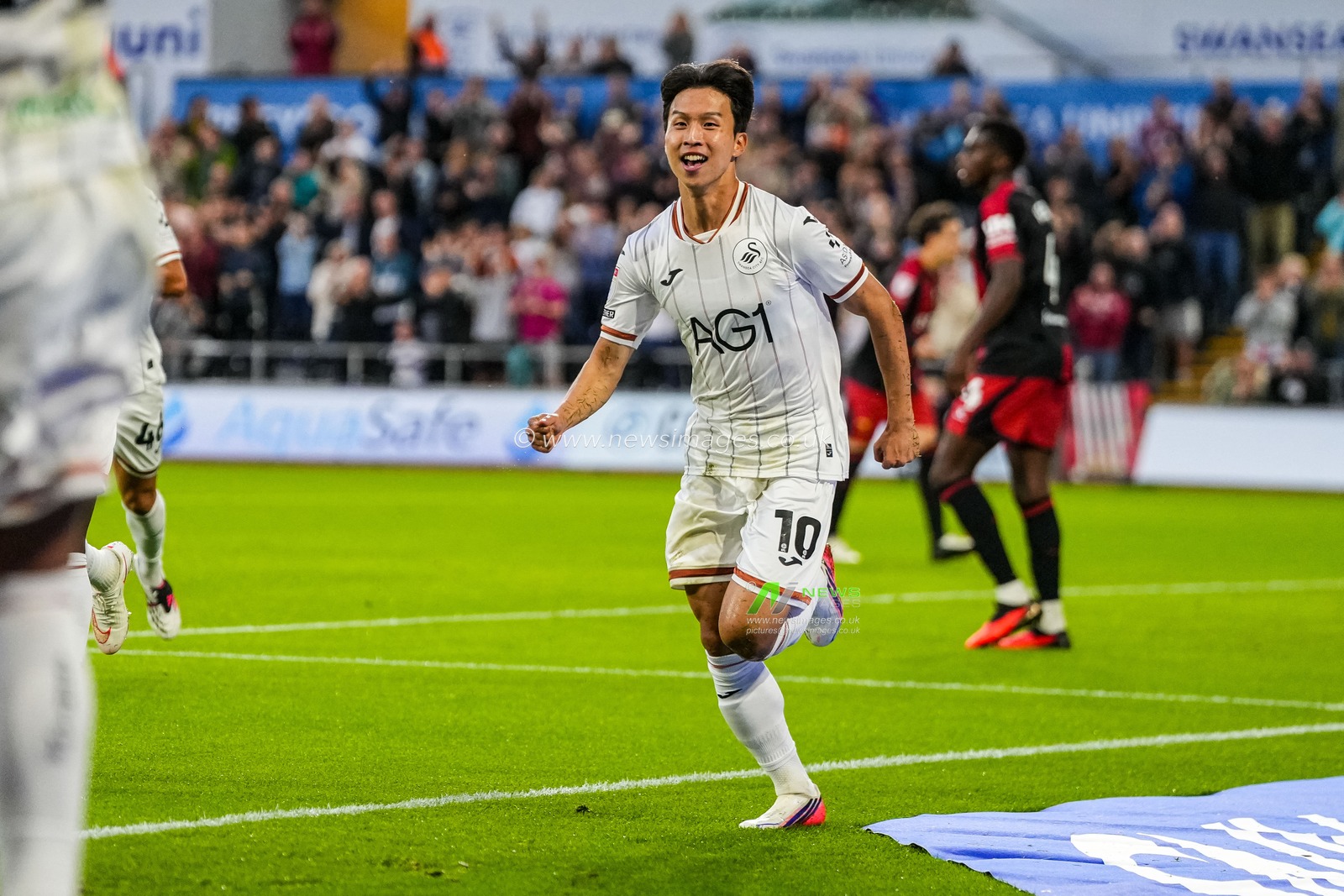 Eom Ji-Sung of Swansea City celebrates scoring his teams first goal during the Sky Bet Championship match Swansea City vs Watford at Swansea.com Stadium, Swansea, United Kingdom on 01 September 2026

(Photo by Andrew Lewis/News Images)