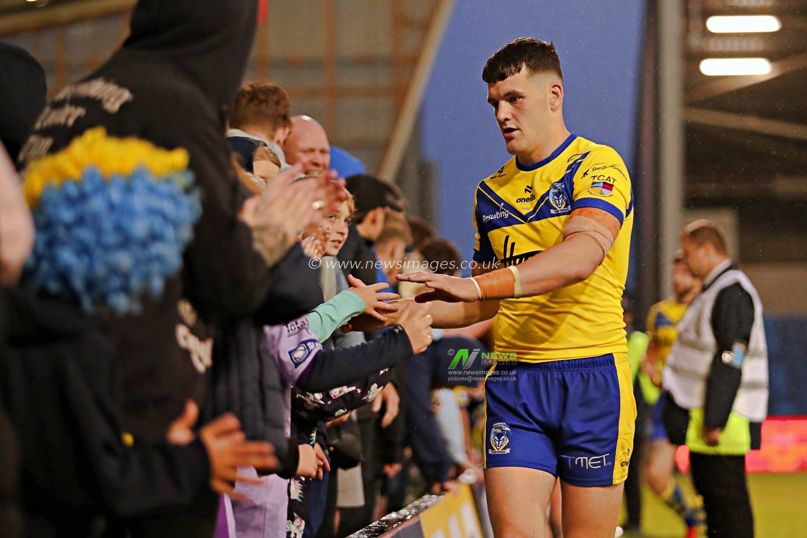 Josh Thewlis of Warrington Wolves celebrates with fans after the Betfred Super League round 17 match Salford Red Devils vs Warrington Wolves at Salford Community Stadium, Eccles, United Kingdom, 4th July 2025(Photo by Sam Eaden/News Images)