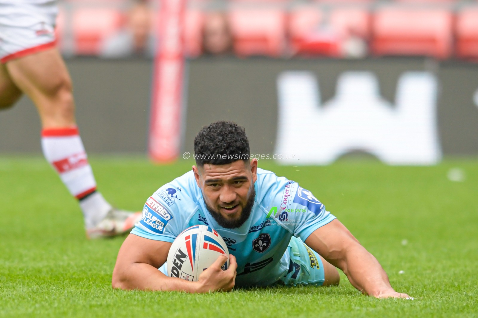 Kelepi Tanginoa (12) of Wakefield Trinity goes over for a try to make it 10-10