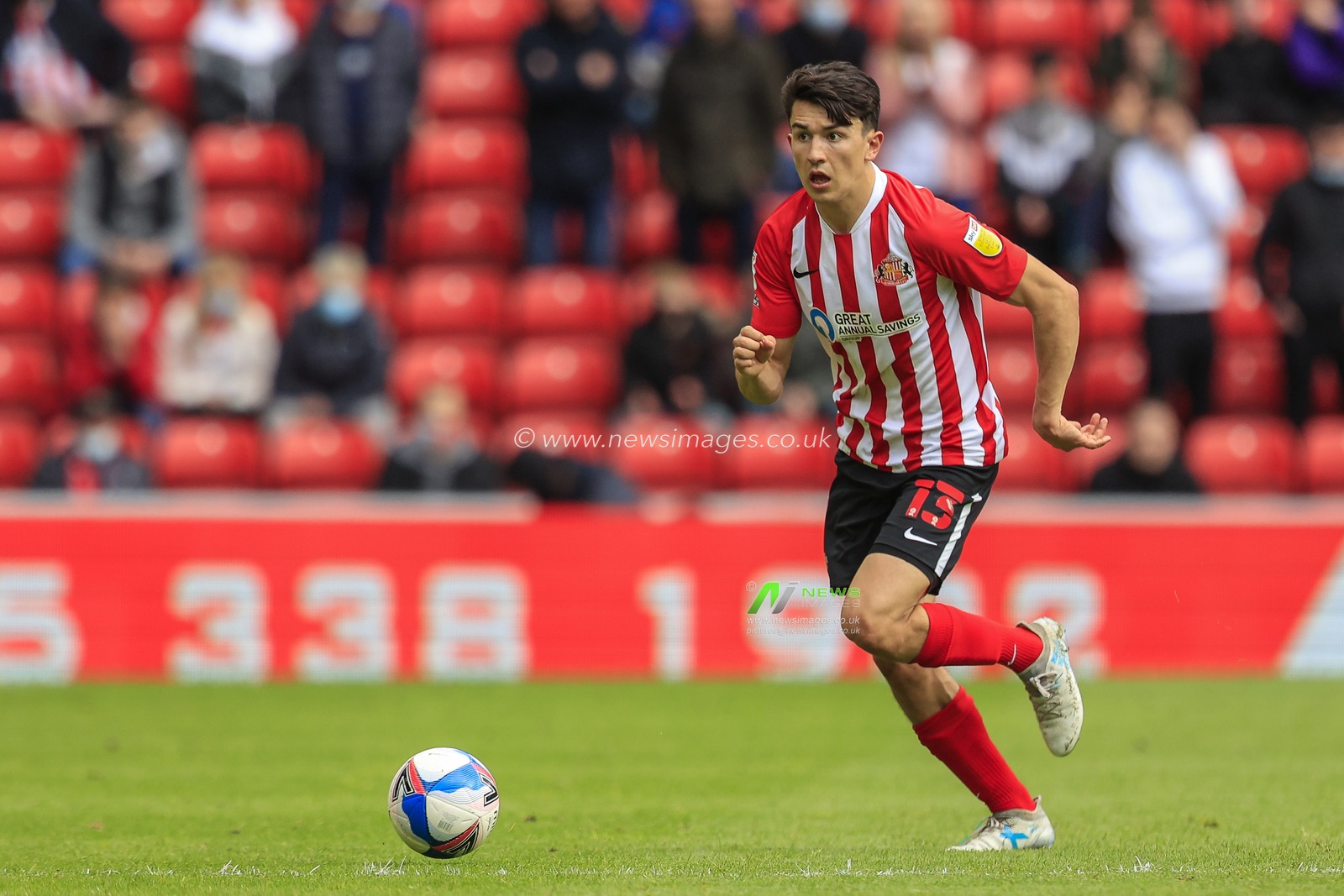 Luke O'Nien #13 of Sunderland in possession of the ball