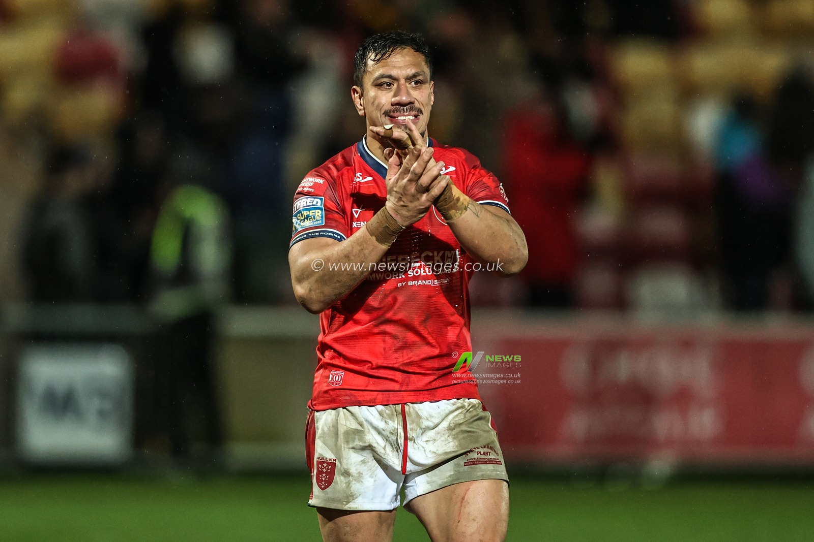 Sauaso Sue of Hull KR applauds the fans after the game during the Betfred Super League Round 1 match York Knights vs Hull KR at LNER Community Stadium, Lincoln, United Kingdom on 12 February 2026

(Photo by Alfie Cosgrove/News Images)