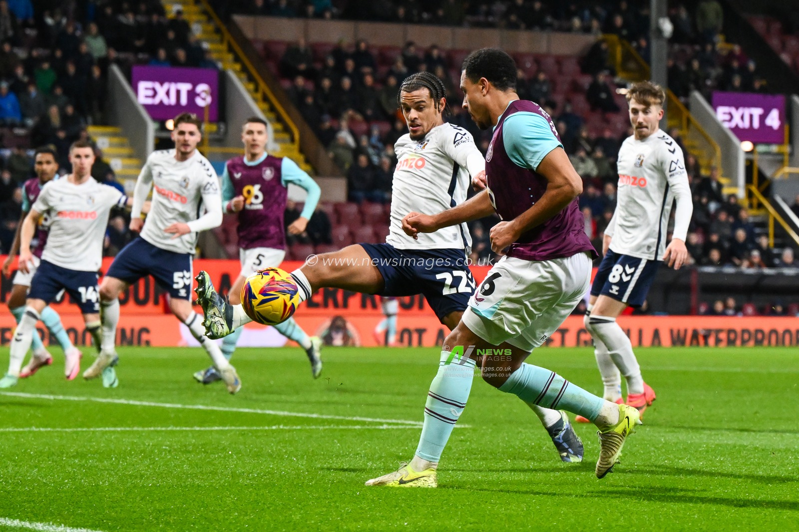 CJ Egan-Riley of Burnley scores to make it 2-0 during the Sky Bet Championship match Burnley vs Coventry City at Turf Moor, Burnley, United Kingdom, 26th November 2024

(Photo by Craig Thomas/News Images)