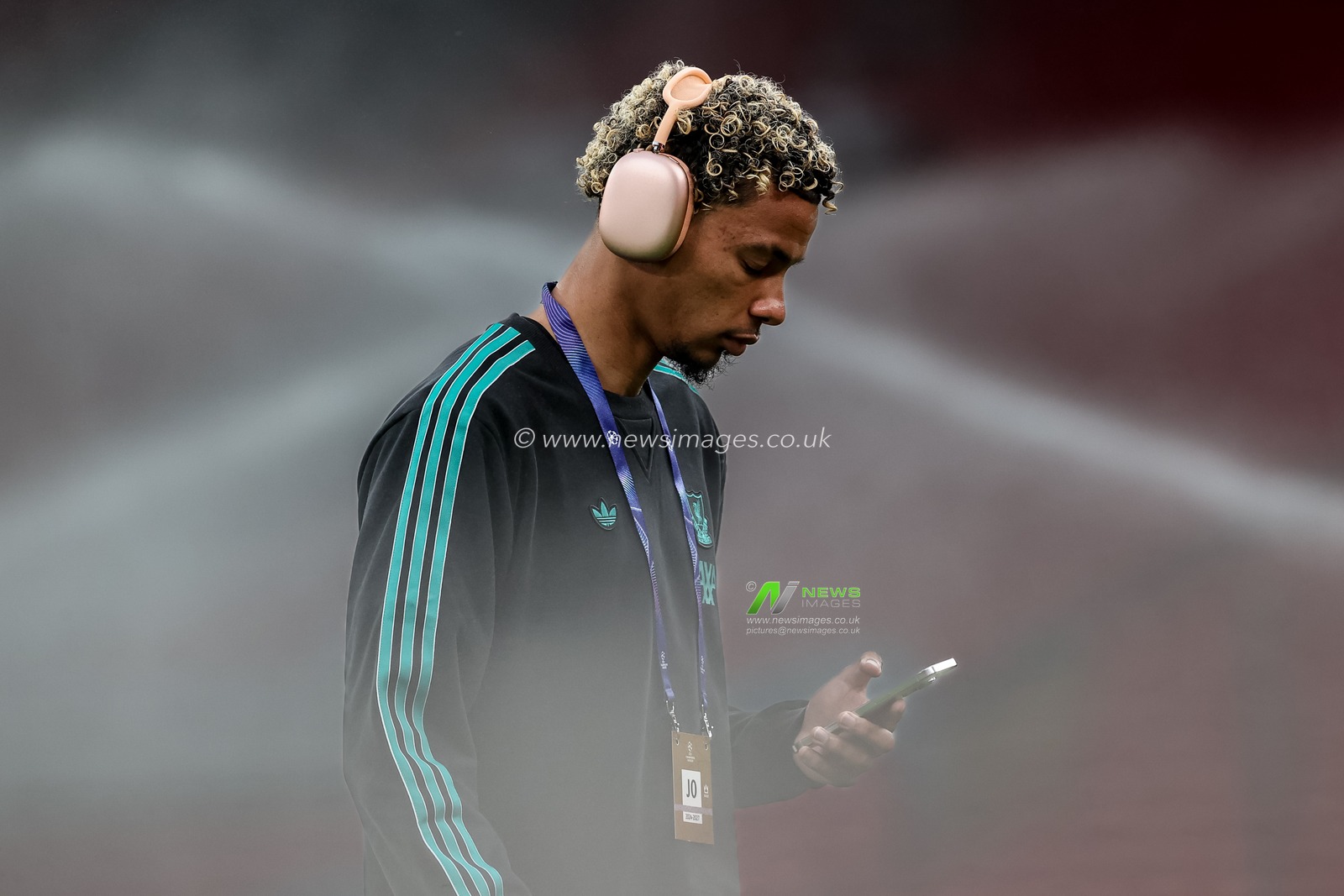 Hugo Ekitike of Liverpool arrives as ground staff water the pitch during the UEFA Champions League, League Stage Liverpool vs Atletico Madrid at Anfield, Liverpool, United Kingdom, 17th September 2025

(Photo by Alfie Cosgrove/News Images)