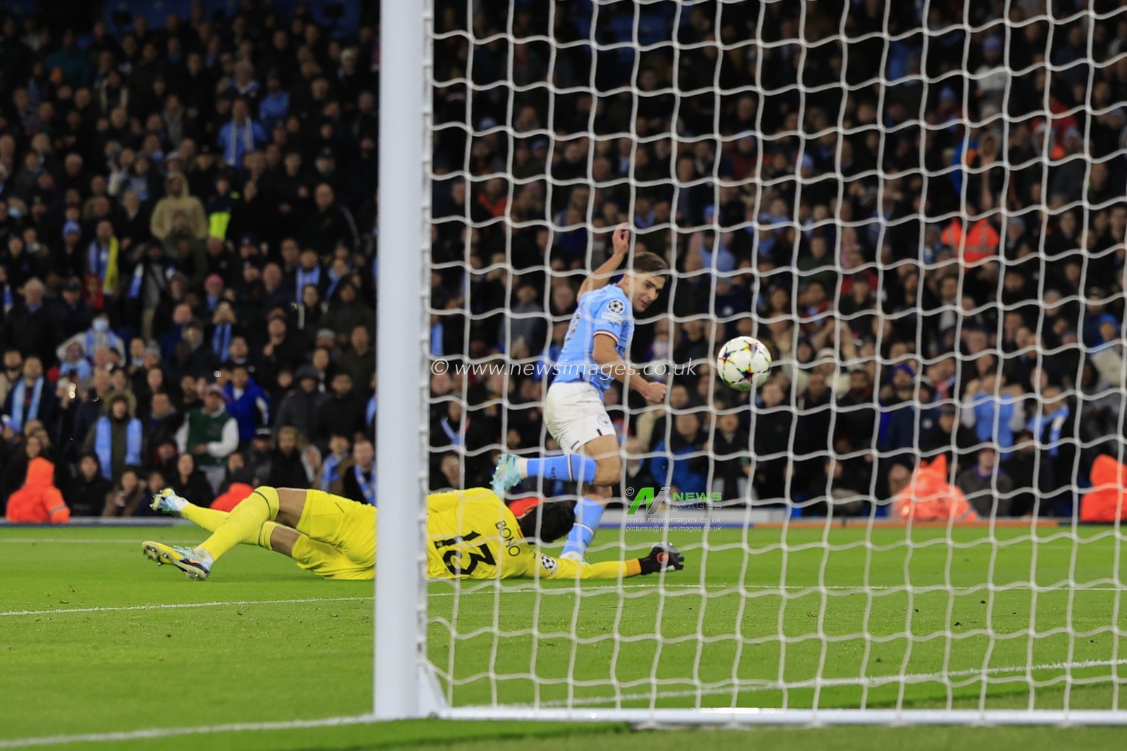 Julian Alvarez #19 of Manchester City scores to make it 2-1 during the UEFA Champions League match Manchester City vs Sevilla at Etihad Stadium, Manchester, United Kingdom, 2nd November 2022

(Photo by Conor Molloy/News Images)