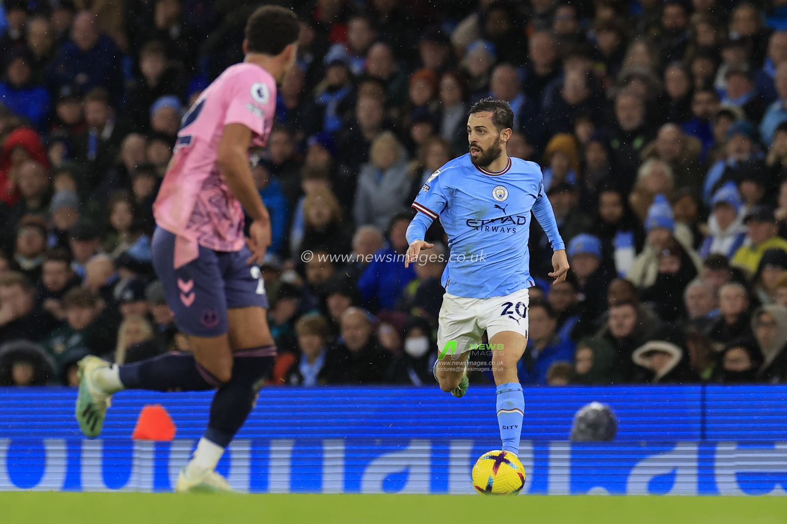 Bernardo Silva #20 of Manchester City controls the ball during the Premier League match Manchester City vs Everton at Etihad Stadium, Manchester, United Kingdom, 31st December 2022

(Photo by Conor Molloy/News Images)