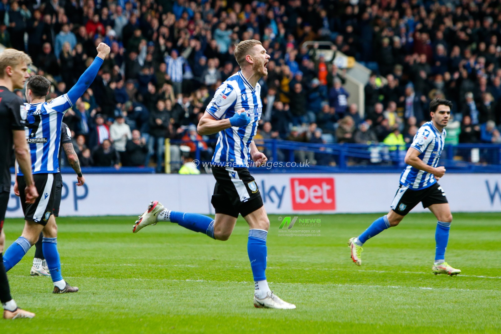 Michael Smith #24 of Sheffield Wednesday Celebrates scoring a goal to make it 1-0 during the Sky Bet League 1 match Sheffield Wednesday vs Lincoln City at Hillsborough, Sheffield, United Kingdom, 1st April 2023

(Photo by Ben Early/News Images)