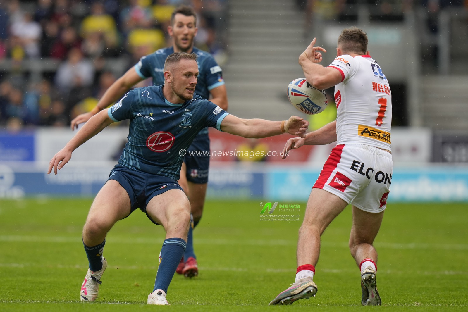 Ben Currie #11 of Warrington Wolves forces a loose carry from Jack Welsby #1 of St. Helens but it is judged to be a knock on during the Betfred Super League Eliminator match St Helens vs Warrington Wolves at Totally Wicked Stadium, St Helens, United Kingdom, 30th September 2023

(Photo by Steve Flynn/News Images)