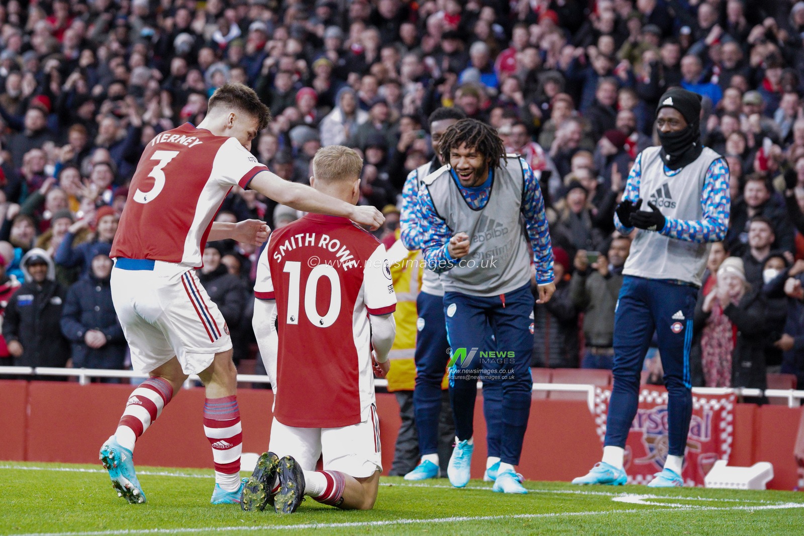 Emile Smith Rowe #10 of Arsenal celebrates scoring his opening goal with his team mates