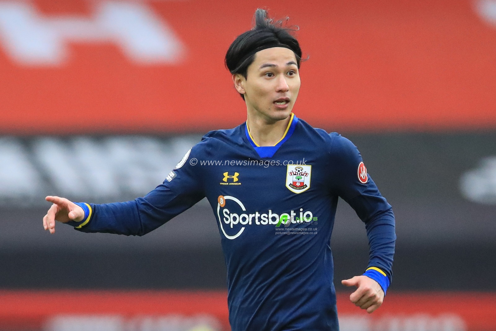 Takumi Minamino #19 of Southampton gives his team instructions