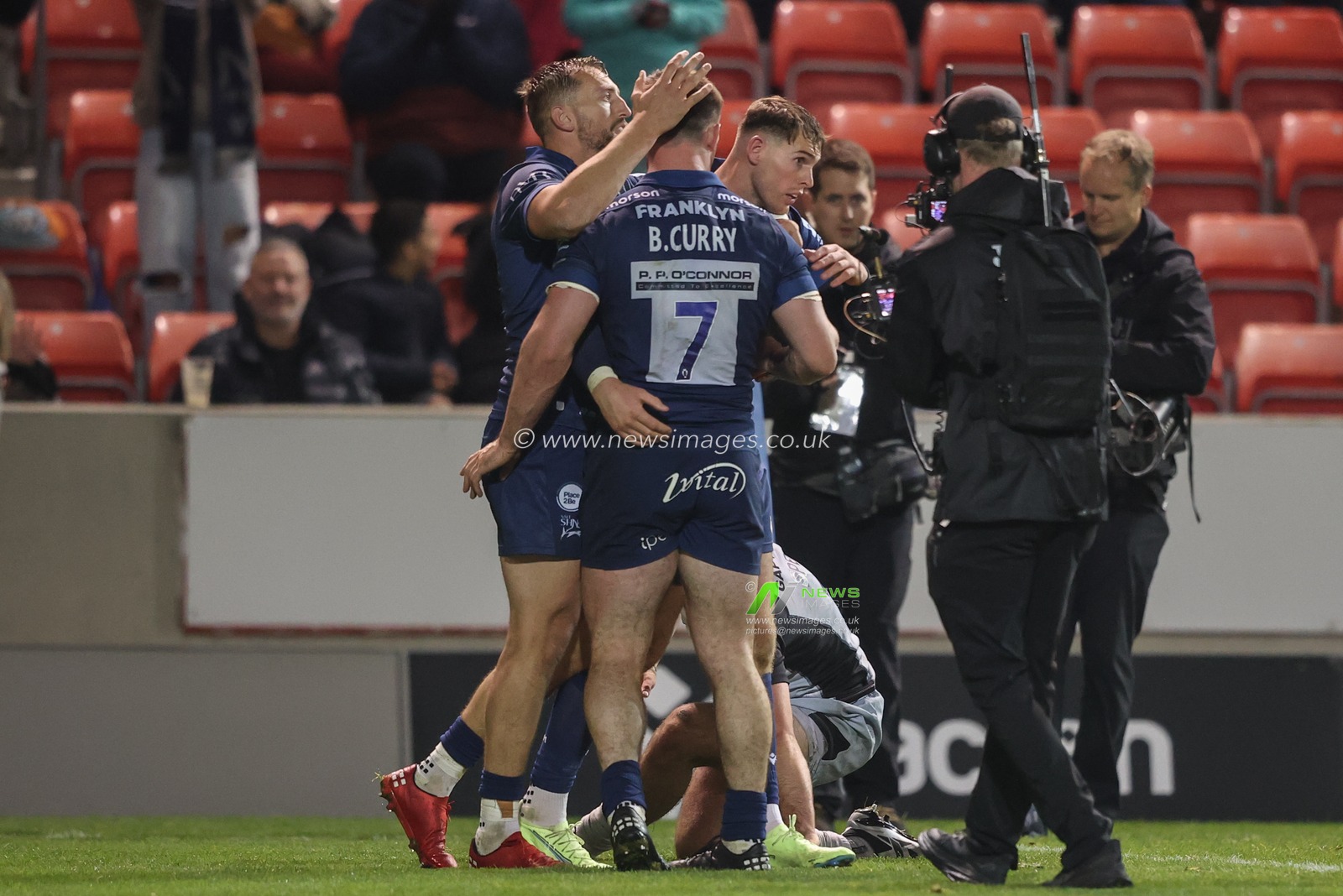 Tom Roebuck of Sale Sharks celebrates his try during the Gallagher Premiership match Sale Sharks vs Newcastle Falcons at Salford Community Stadium, Eccles, United Kingdom, 11th October 2024

(Photo by Alfie Cosgrove/News Images)