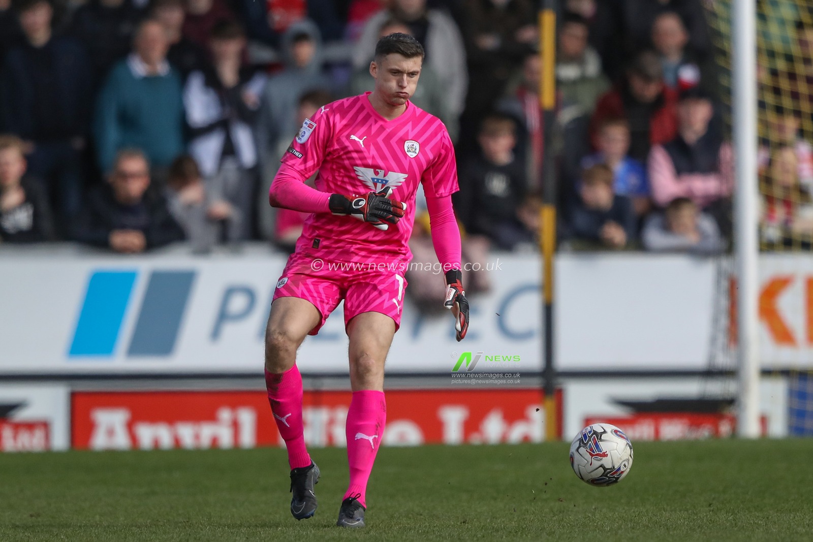 Liam Roberts of Barnsley in action during the Sky Bet League 1 match Burton Albion vs Barnsley at Pirelli Stadium, Burton upon Trent, United Kingdom, 1st April 2024

(Photo by Alfie Cosgrove/News Images)