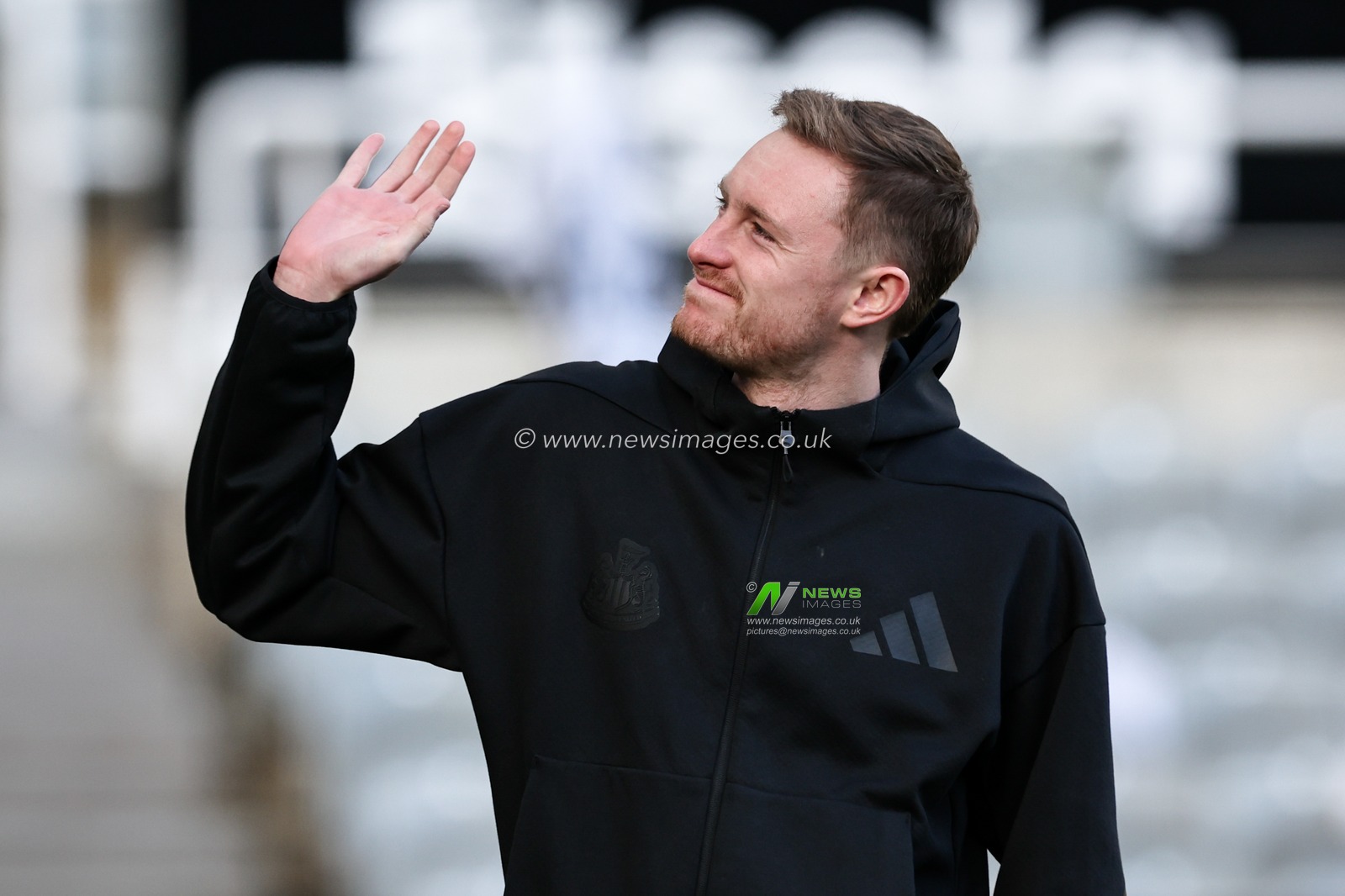 Sean Longstaff of Newcastle United arrives during the Premier League match Newcastle United vs Fulham at St. James's Park, Newcastle, United Kingdom, 1st February 2025

(Photo by Mark Cosgrove/News Images)