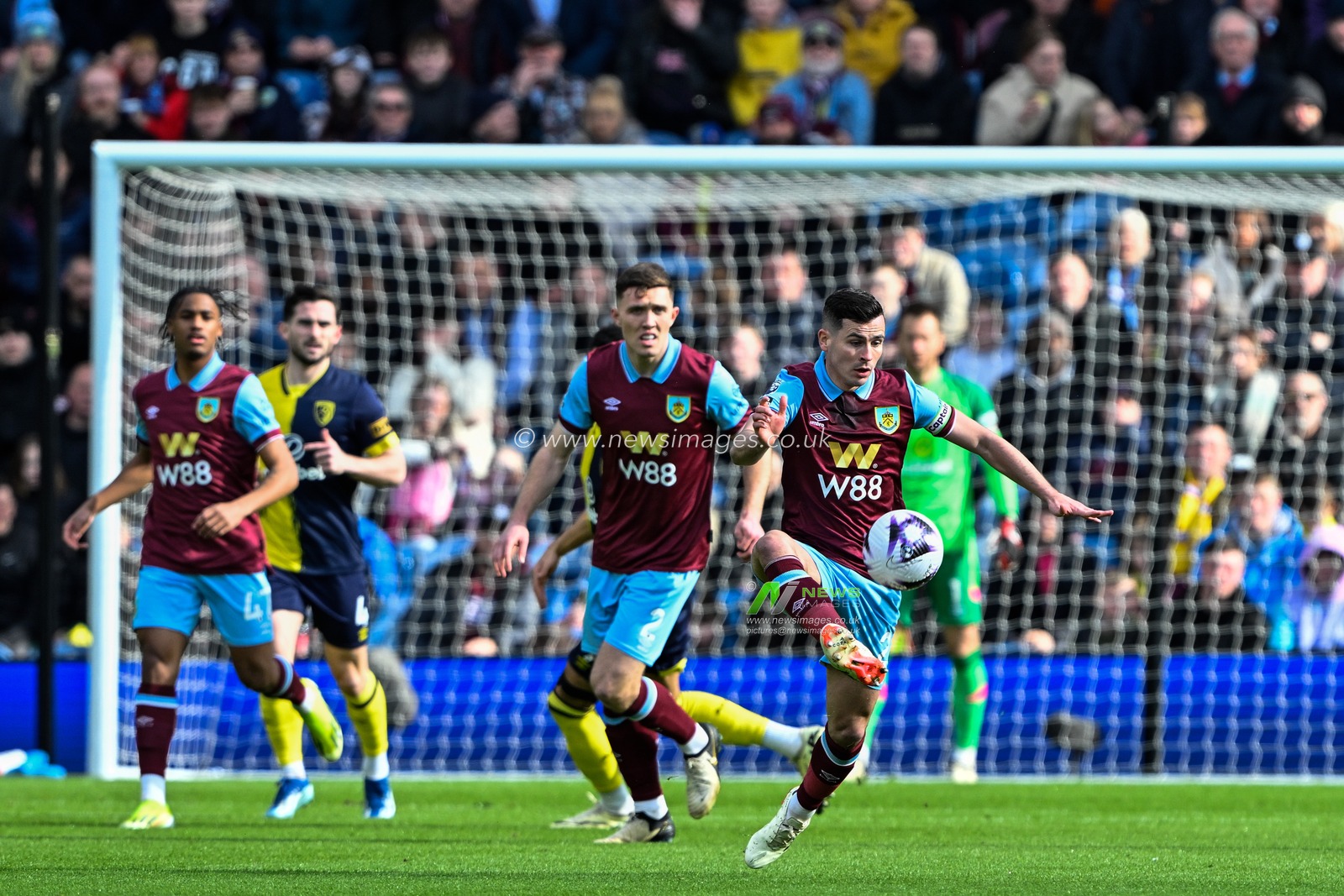 Josh Cullen of Burnley controls the ball during the Premier League match Burnley vs Bournemouth at Turf Moor, Burnley, United Kingdom, 3rd March 2024

(Photo by Cody Froggatt/News Images)