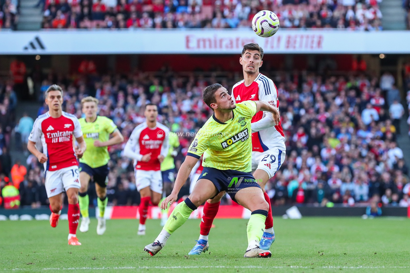 Leandro Trossard of Arsenal battles for the ball with Taylor Harwood-Bellis of Southampton during the Premier League match Arsenal vs Southampton at Emirates Stadium, London, United Kingdom, 5th October 2024

(Photo by Izzy Poles/News Images)