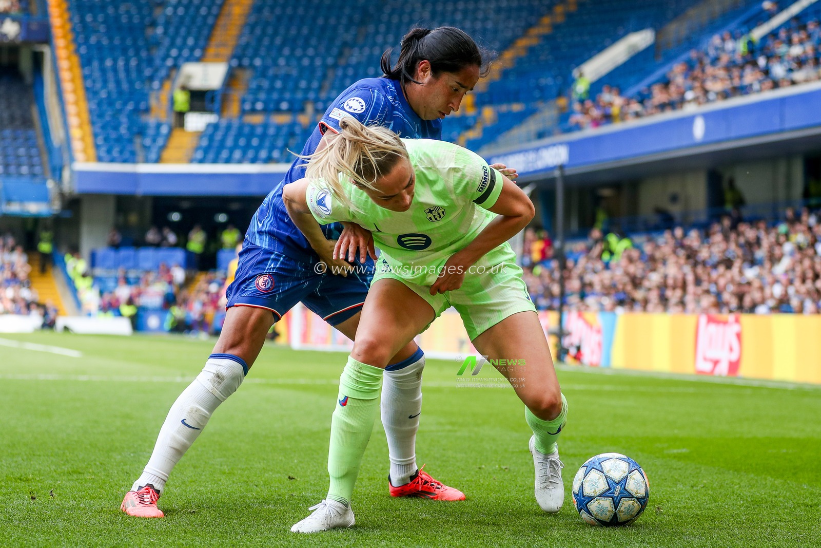 Myra Ramirez of Chelsea Women battles for the ball with Fridolina Rolfo of Barcelona Femeni during the UEFA Women's Champions League Semi-Final match Chelsea vs Barcelona at Stamford Bridge, London, United Kingdom, 27th April 2025

(Photo by Izzy Poles/News Images)