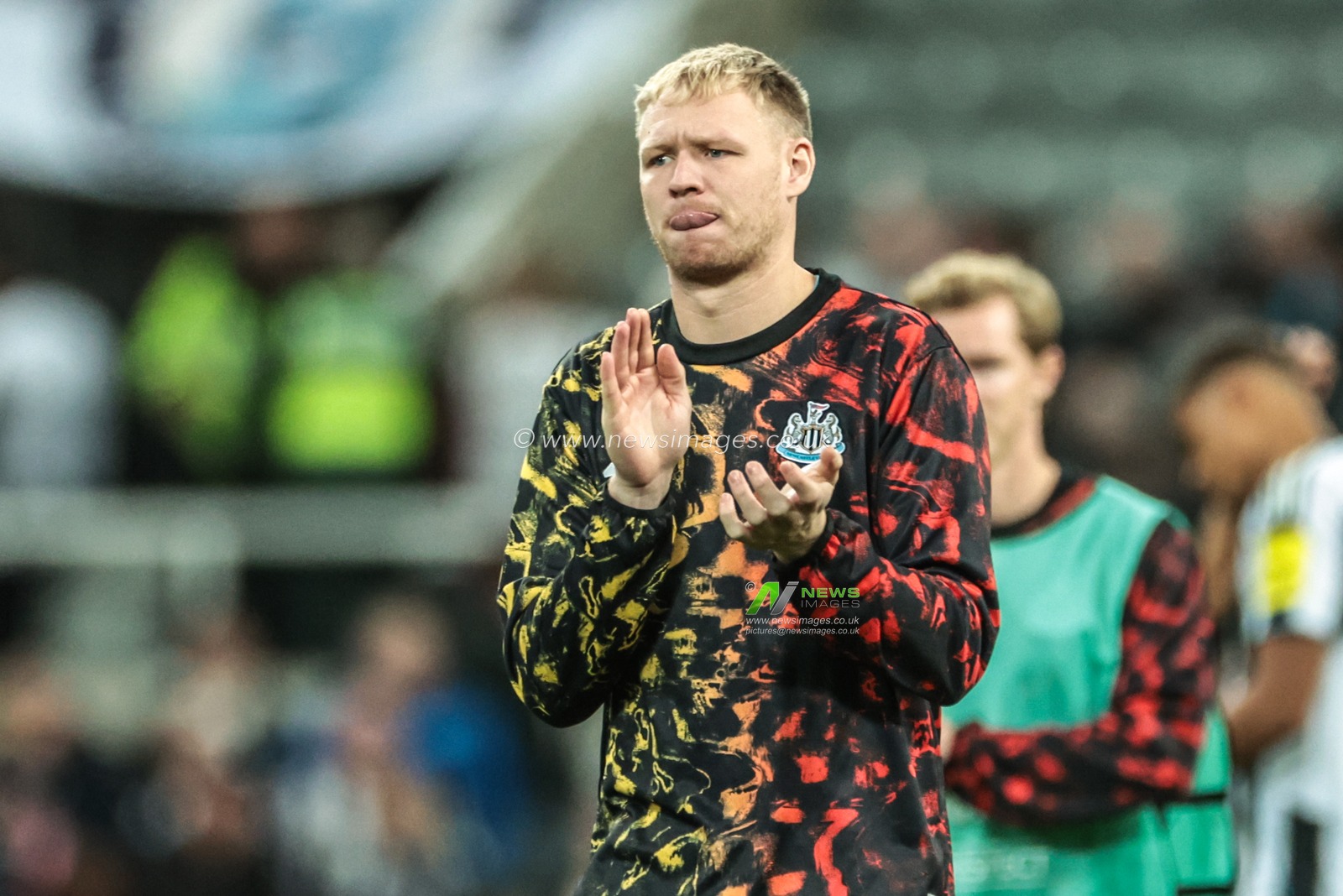 Newcastle goalkeeper Aaron Ramsdale applauds the fans after the game during the UEFA Champions League Matchday 3 of 8 Newcastle United vs Benfica at St. James's Park, Newcastle, United Kingdom, 21st October 2025

(Photo by Mark Cosgrove/News Images)