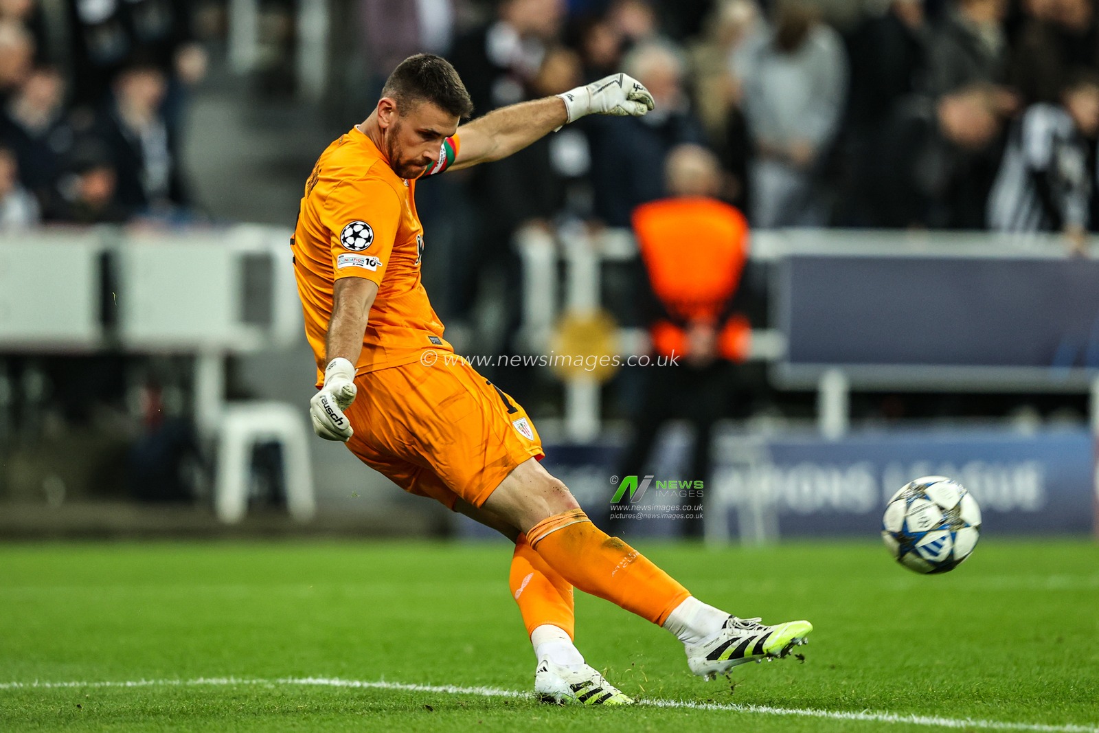 Athletic Club goalkeeper Unai Simón takes a goal kick during the UEFA Champions League Matchday 4 of 8 Newcastle United vs Athletic Club at St. James's Park, Newcastle, United Kingdom, 5th November 2025

(Photo by Alfie Cosgrove/News Images)

*** GER AUT SUI OUT ***