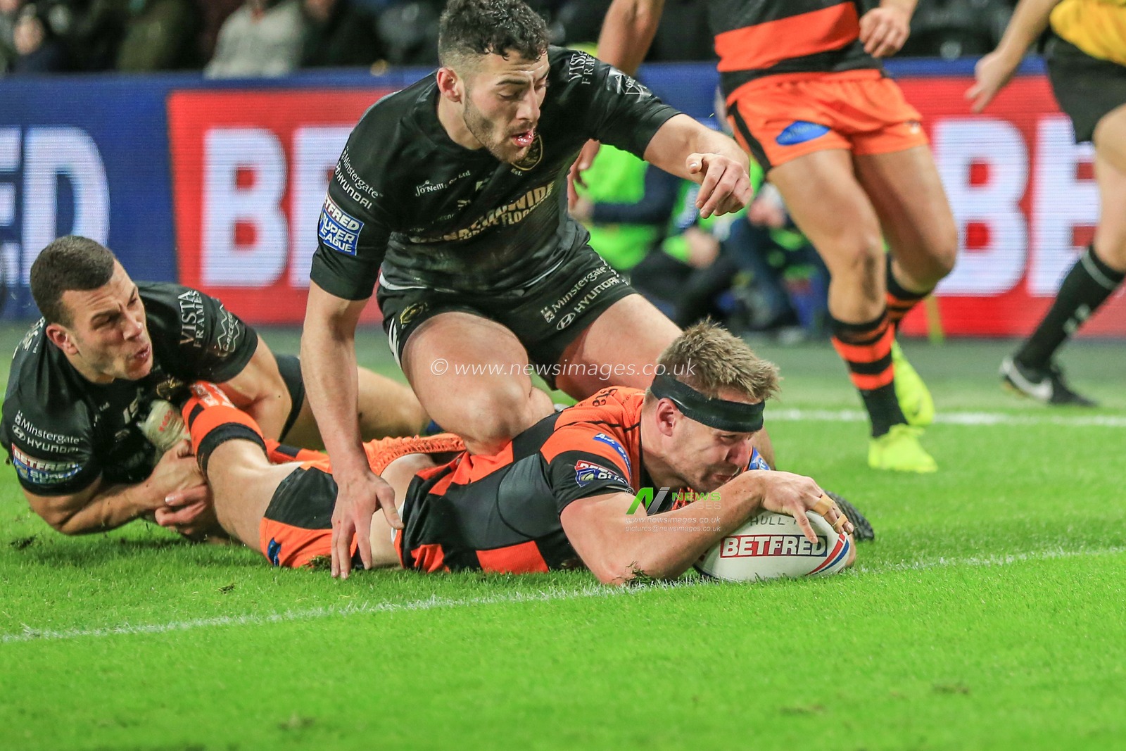 7th February 2019 , KCOM Stadium, Hull, England; Betfred Super League, Round 2, Hull FC vs Castleford Tigers ; Michael Shenton (4) of Castleford Tigers goes over for his second try of the game


Credit: Mark Cosgrove/News Images