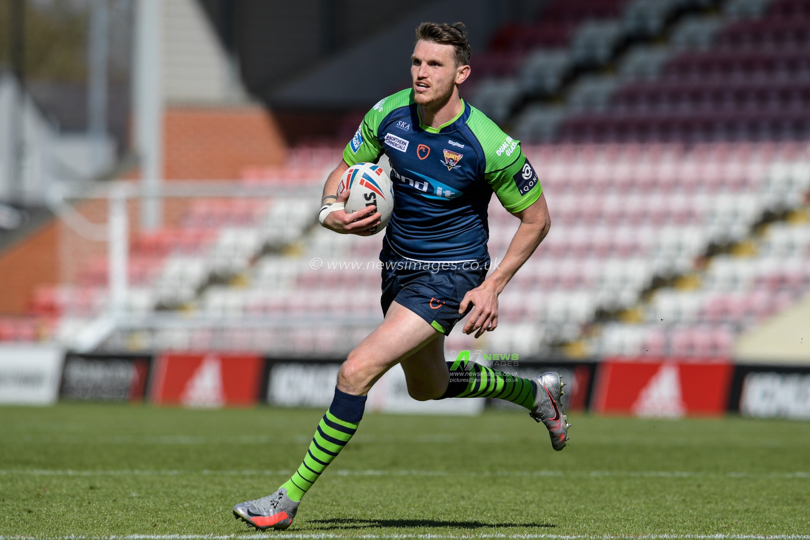 Lee Gaskell (6) of Huddersfield Giants runs with the ball