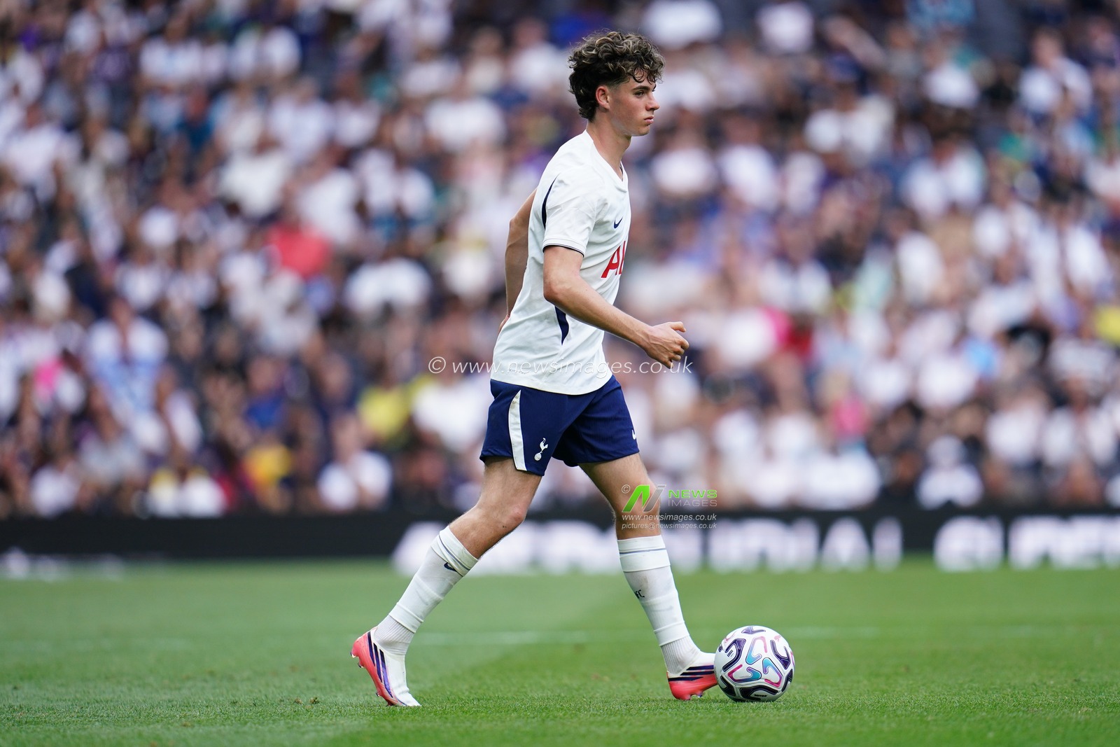Archie Gray of Tottenham Hotspur with the ball during the pre-season friendly match Tottenham Hotspur vs Hoffenheim at Tottenham Hotspur Stadium, London, United Kingdom on 15 August 2026

(Photo by Harvey Murphy/News Images)