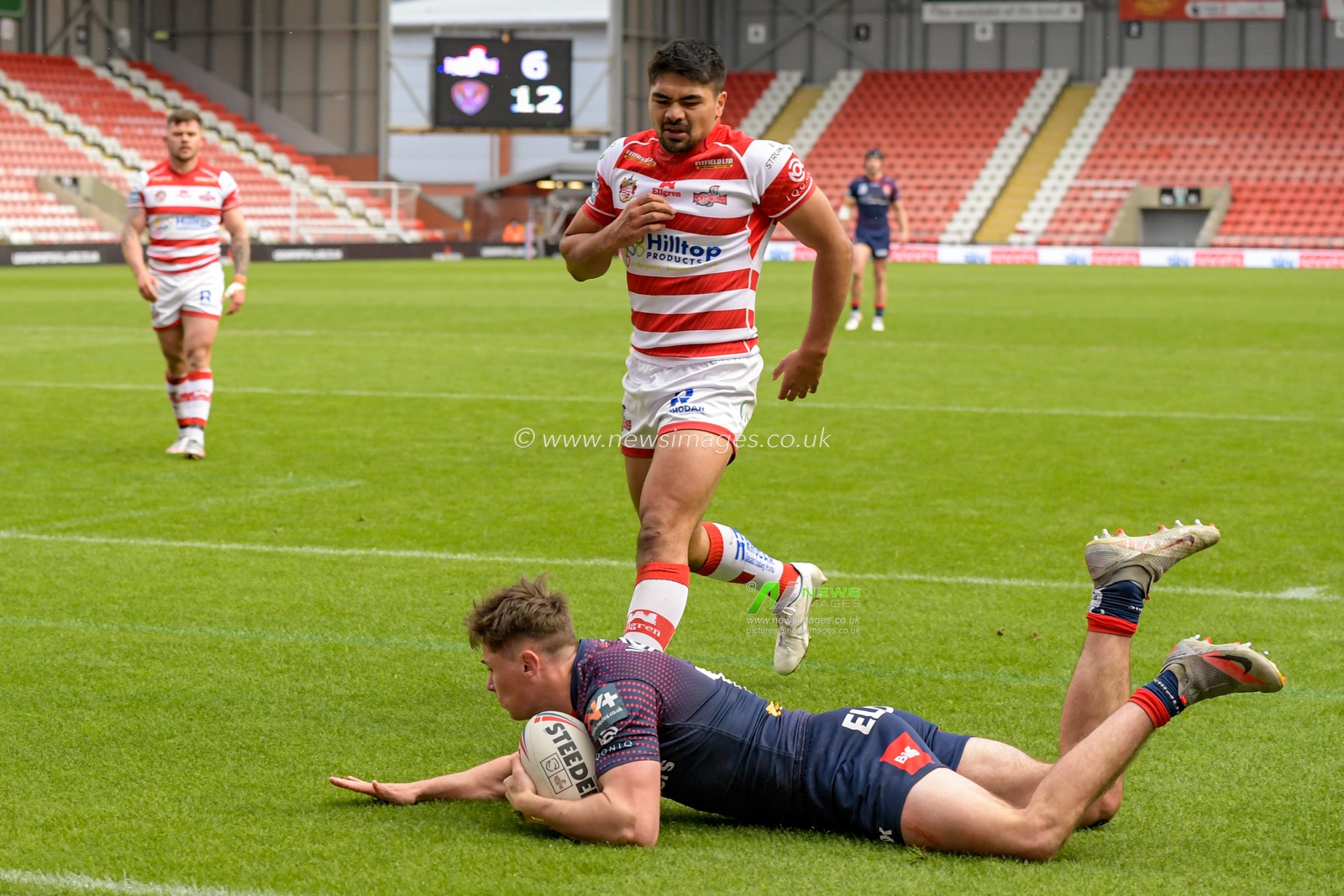 Jack Welsby (18) of St Helens goes over for a try to make it 6-16