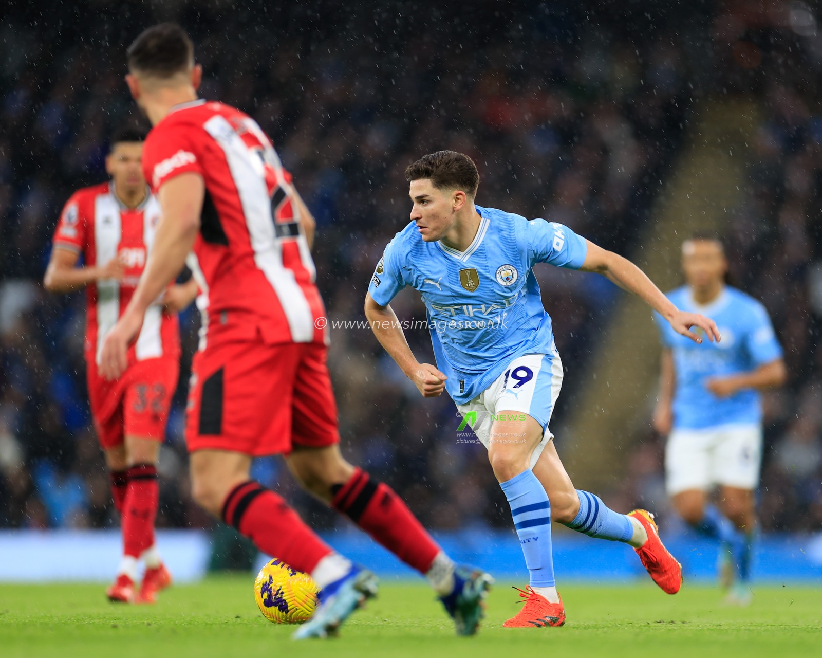 JuliÃ¡n Ãlvarez of Manchester City runs with the ball, during the Premier League match Manchester City vs Sheffield United at Etihad Stadium, Manchester, United Kingdom, 30th December 2023

(Photo by Conor Molloy/News Images)