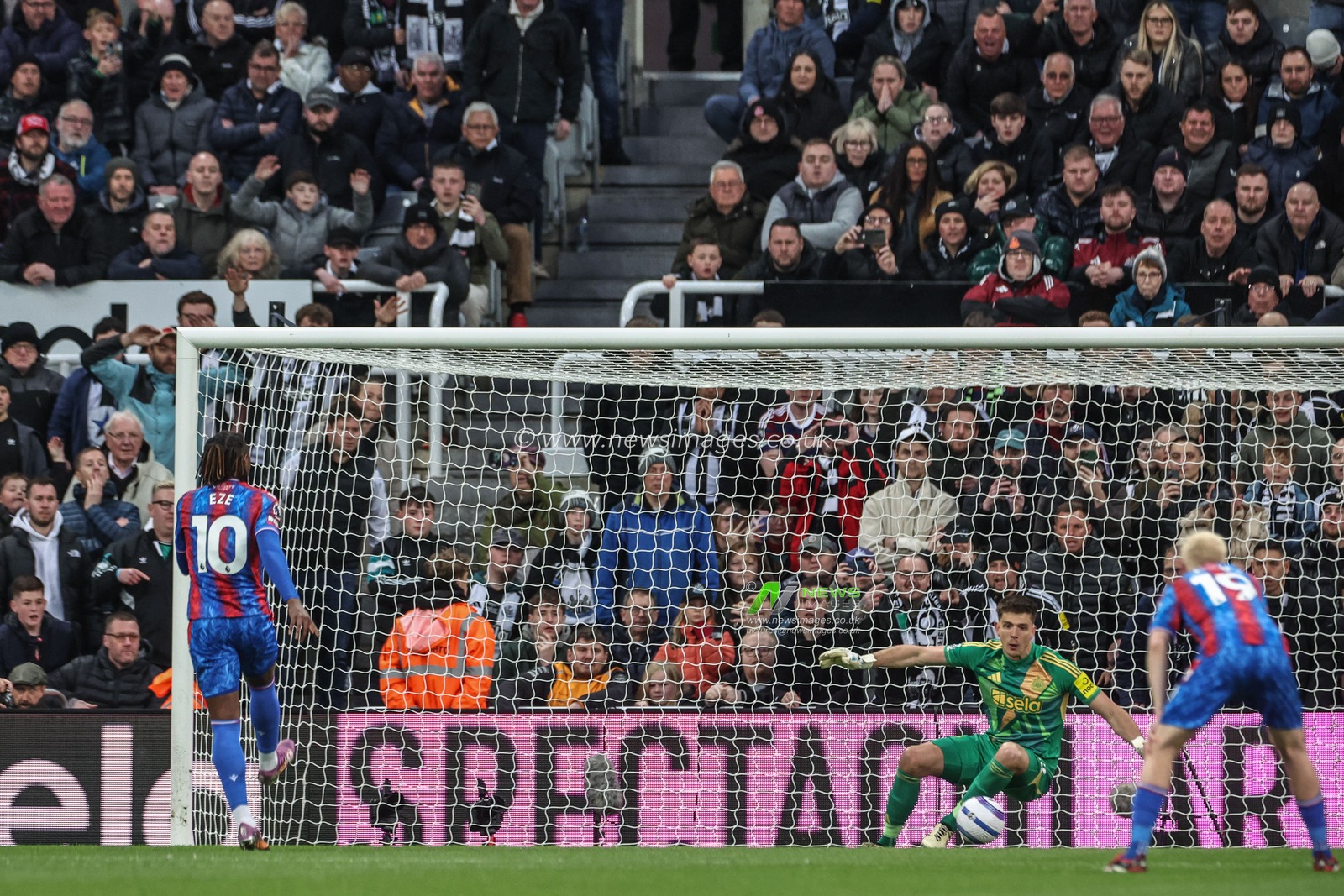 Nick Pope of Newcastle United saves a penalty from Eberechi Eze of Crystal Palace during the Premier League match Newcastle United vs Crystal Palace at St. James's Park, Newcastle, United Kingdom, 16th April 2025

(Photo by Mark Cosgrove/News Images)