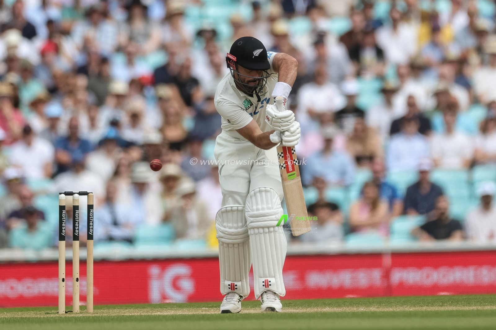 Daryl Mitchell of New Zealand hits a four during the 2nd Rothesay Test Match Day 4 match England vs New Zealand at The Kia Oval, London, United Kingdom on 20 June 2026

(Photo by Mark Cosgrove/News Images)