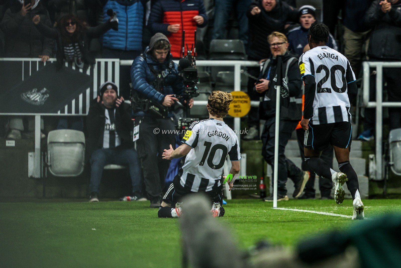Anthony Gordon of Newcastle United celebrates his goal to make it 2-1 during the Premier League match Newcastle United vs Tottenham Hotspur at St. James's Park, Newcastle, United Kingdom, 2nd December 2025

(Photo by Alfie Cosgrove/News Images)

*** GER AUT SUI OUT ***