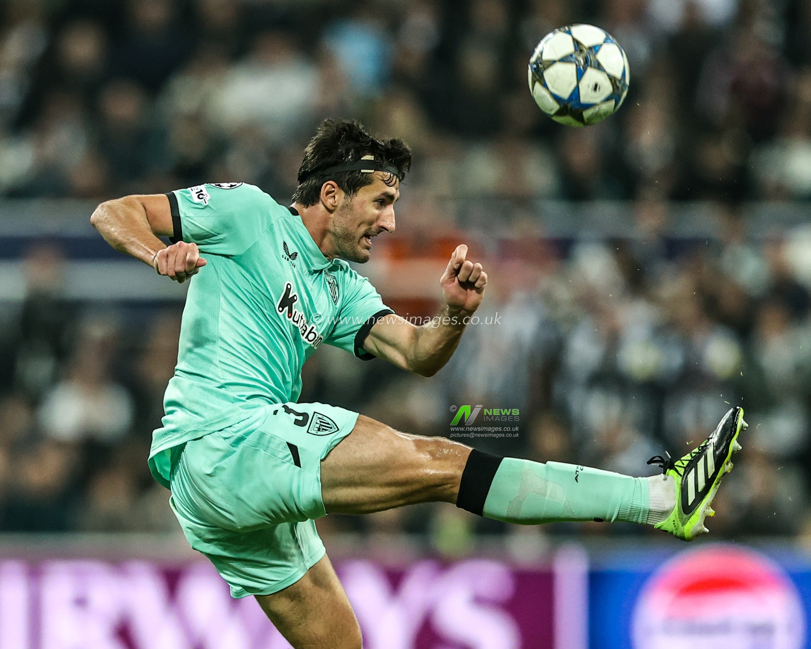Daniel Vivian of Athletic Club controls the ball during the UEFA Champions League Matchday 4 of 8 Newcastle United vs Athletic Club at St. James's Park, Newcastle, United Kingdom, 5th November 2025

(Photo by Alfie Cosgrove/News Images)

*** GER AUT SUI OUT ***