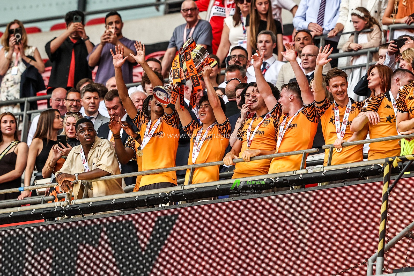 Yu Hirakawa of Hull City lifts the Sky Bet Championship Playoff trophy during the Sky Bet Championship Playoffs Final match Hull City vs Middlesbrough at Wembley Stadium, London, United Kingdom on 23 May 2026

(Photo by Alfie Cosgrove/News Images)