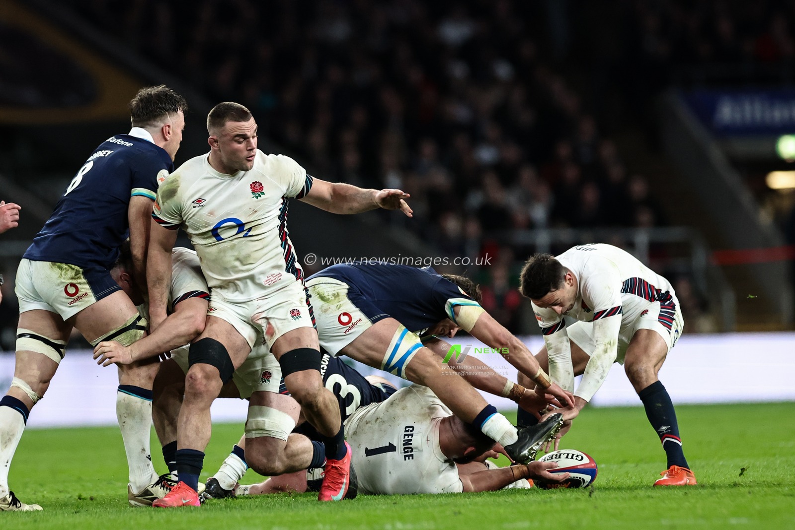 Ellis Genge of England passes to Alex Mitchell of England during the 2025 Guinness 6 Nations match England vs Scotland at Allianz Stadium, Twickenham, United Kingdom, 22nd February 2025

(Photo by Mark Cosgrove/News Images)