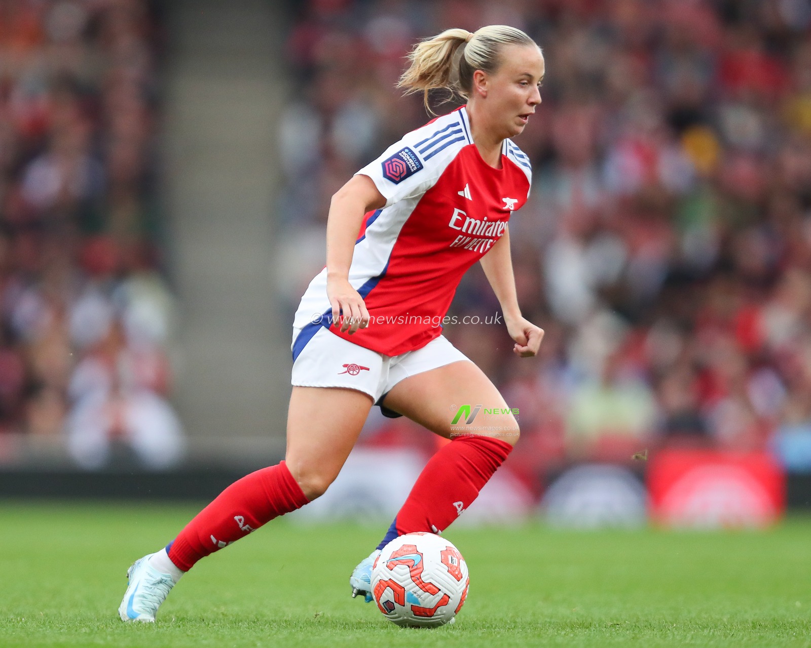 Beth Mead of Arsenal runs with the ball during the The FA Women's Super League match Arsenal Women vs Everton Women at Emirates Stadium, London, United Kingdom, 6th October 2024

(Photo by Izzy Poles/News Images)