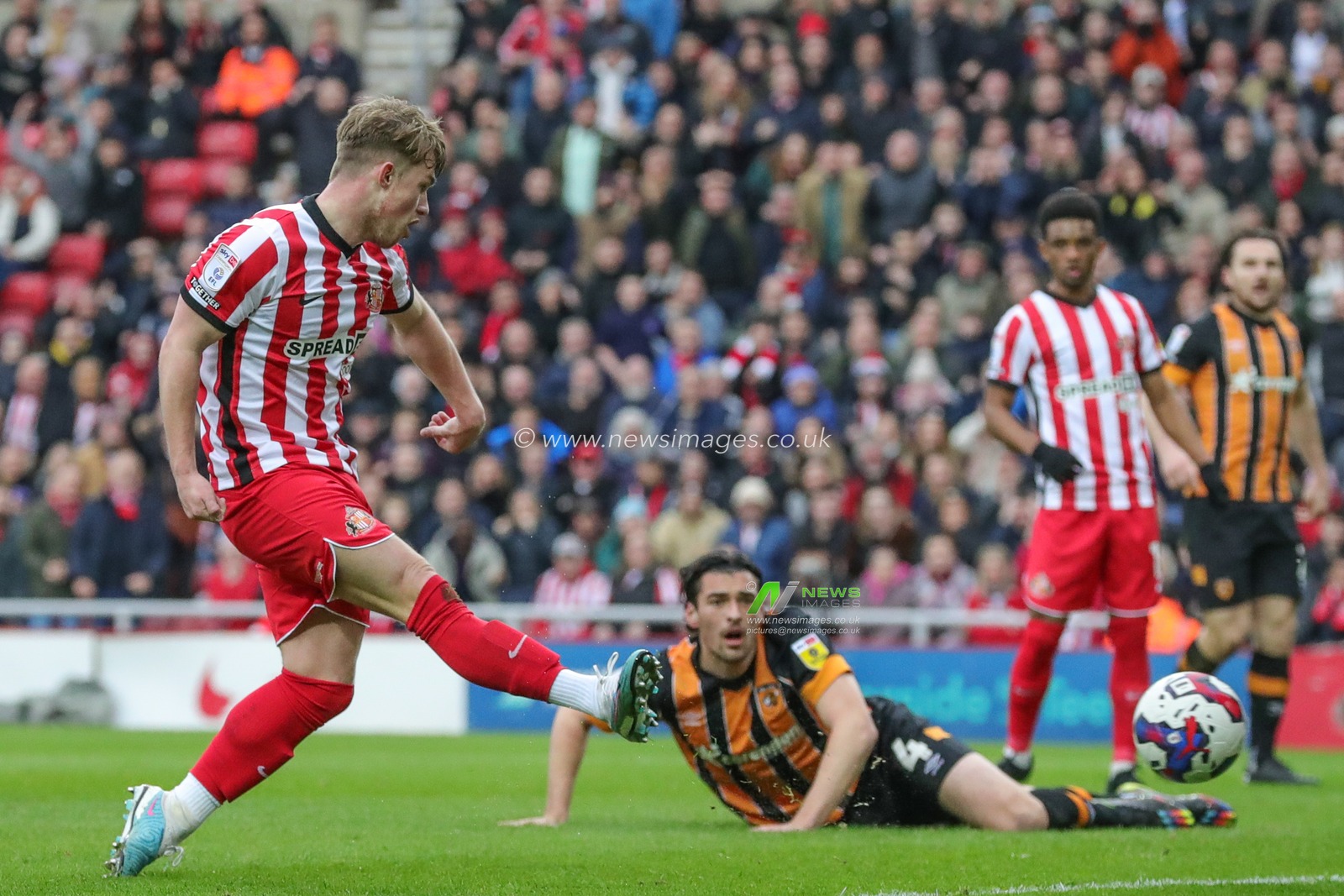 Joe Gelhardt #28 of Sunderland scores to make it 1-1 during the Sky Bet Championship match Sunderland vs Hull City at Stadium Of Light, Sunderland, United Kingdom, 7th April 2023

(Photo by Alfie Cosgrove/News Images)