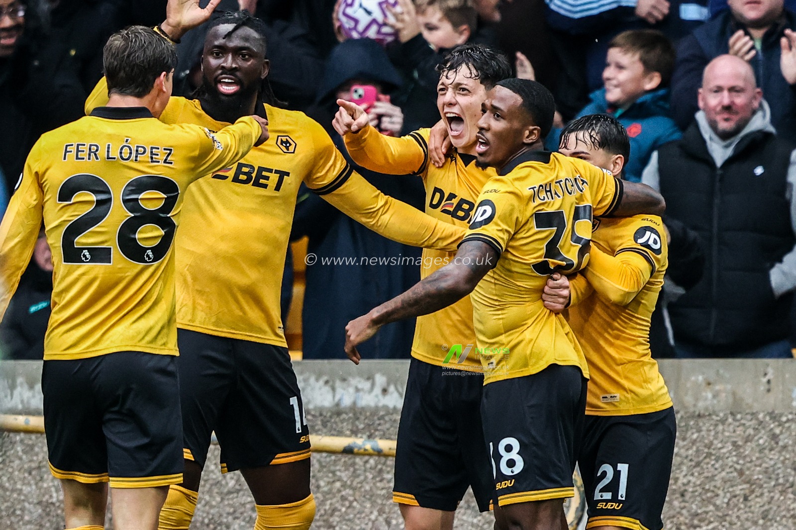 Ladislav Krejčí of Wolverhampton Wanderers celebrates his goal to make it 1-0 during the Premier League match Wolverhampton Wanderers vs Leeds United at Molineux, Wolverhampton, United Kingdom, 20th September 2025

(Photo by Alfie Cosgrove/News Images)