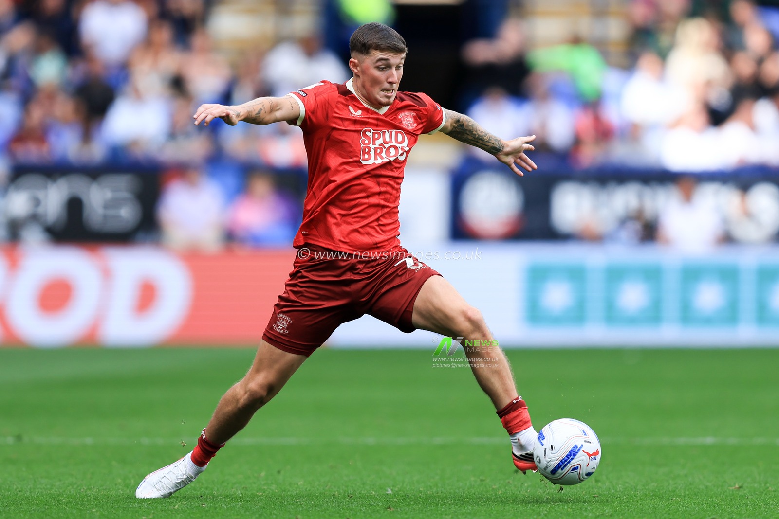 Alfie Devine of Preston North End during the Sky Bet Championship match Bolton Wanderers vs Preston North End at Toughsheet Community Stadium, Bolton, United Kingdom on 15 August 2026

(Photo by Jorge Horsted/News Images)