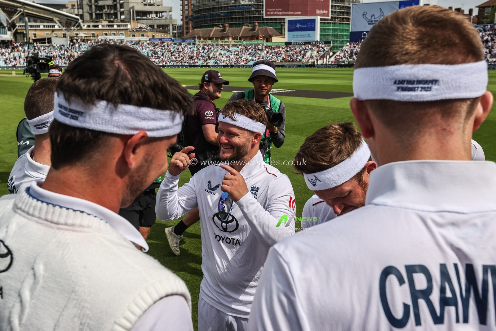 Ben Duckett of England speaks to his teammates before the game during the 5th Rothesay Test Match Day 2 England v India at The Kia Oval, London, United Kingdom, 1st August 2025

(Photo by Alfie Cosgrove/News Images)