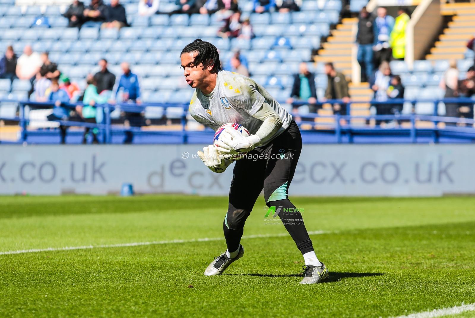 Pierce Charles Sheffield Wednesday Goalkeeper in the pregame warmup session during the Sky Bet Championship match Sheffield Wednesday vs Hull City at Hillsborough, Sheffield, United Kingdom, 5th April 2025

(Photo by Richard Bierton/News Images)
