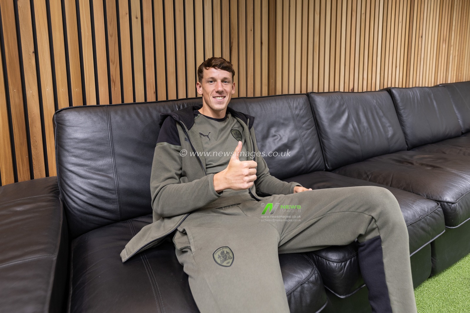 MaÃ«l de Gevigney #6 of Barnsley gives the thumbs up as he arrivers during the Sky Bet League 1 match Barnsley vs Oxford United at Oakwell, Barnsley, United Kingdom, 19th August 2023

(Photo by Mark Cosgrove/News Images)