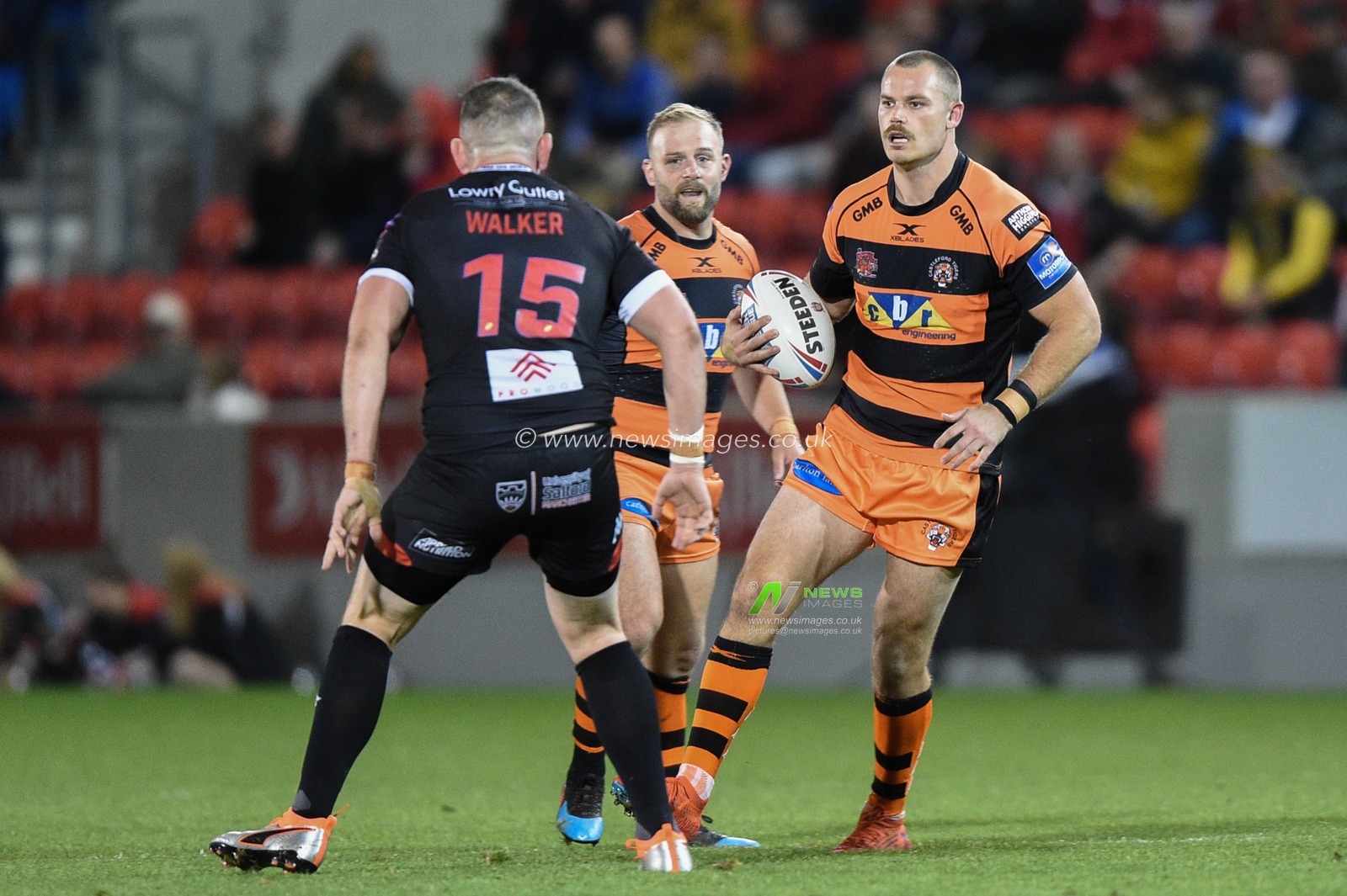 26th September 2019 ,  AJ Bell Stadium, Salford, England;  Betfred Super League Rugby, Round Eliminator 2, Salford Red Devils vs Castleford Tigers ; Cheyse Blair (35) of Castleford Tigers ahead of Adam Walker (15) of Salford Red Devils 

Credit: Richard Long/News Images