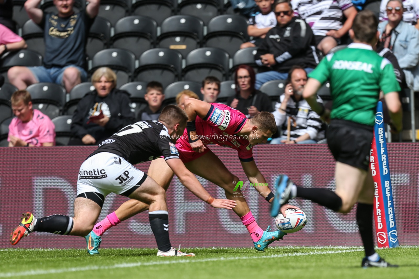 Betfred Super League Round 17 Hull FC v Leeds Rhinos