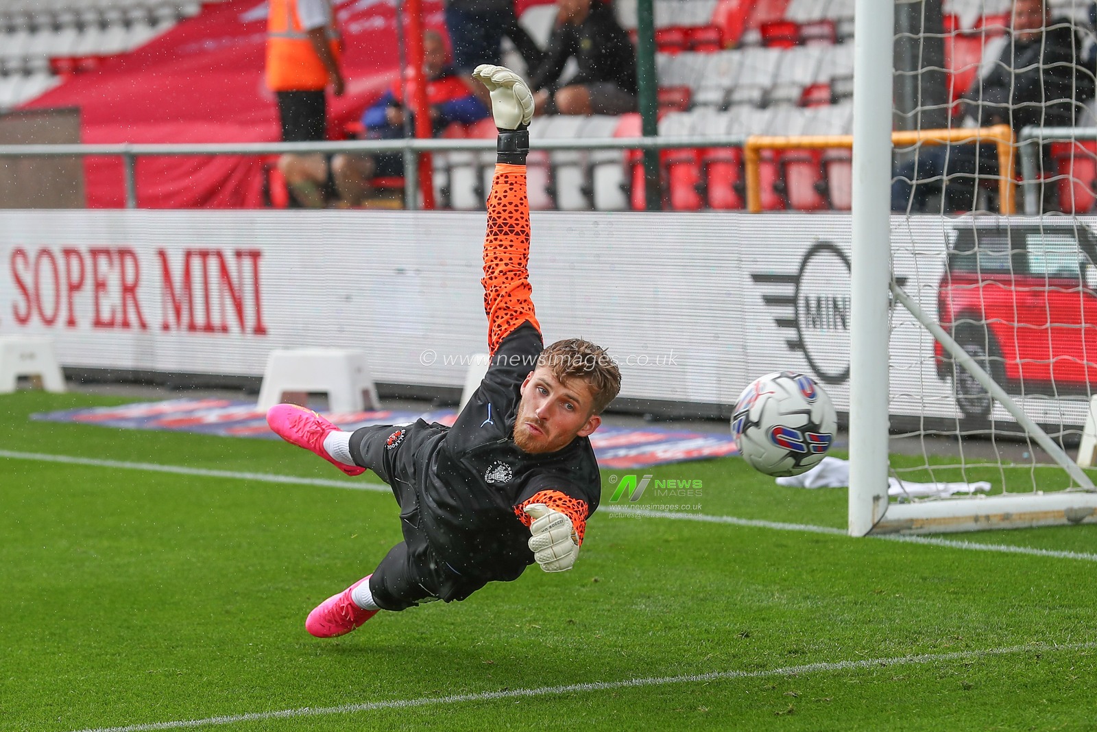 Daniel Grimshaw #32 of Blackpool during the pre-game warm up ahead of the Sky Bet League 1 match Lincoln City vs Blackpool at Gelder Group Sincil Bank Stadium, Lincoln, United Kingdom, 26th August 2023

(Photo by Gareth Evans/News Images)