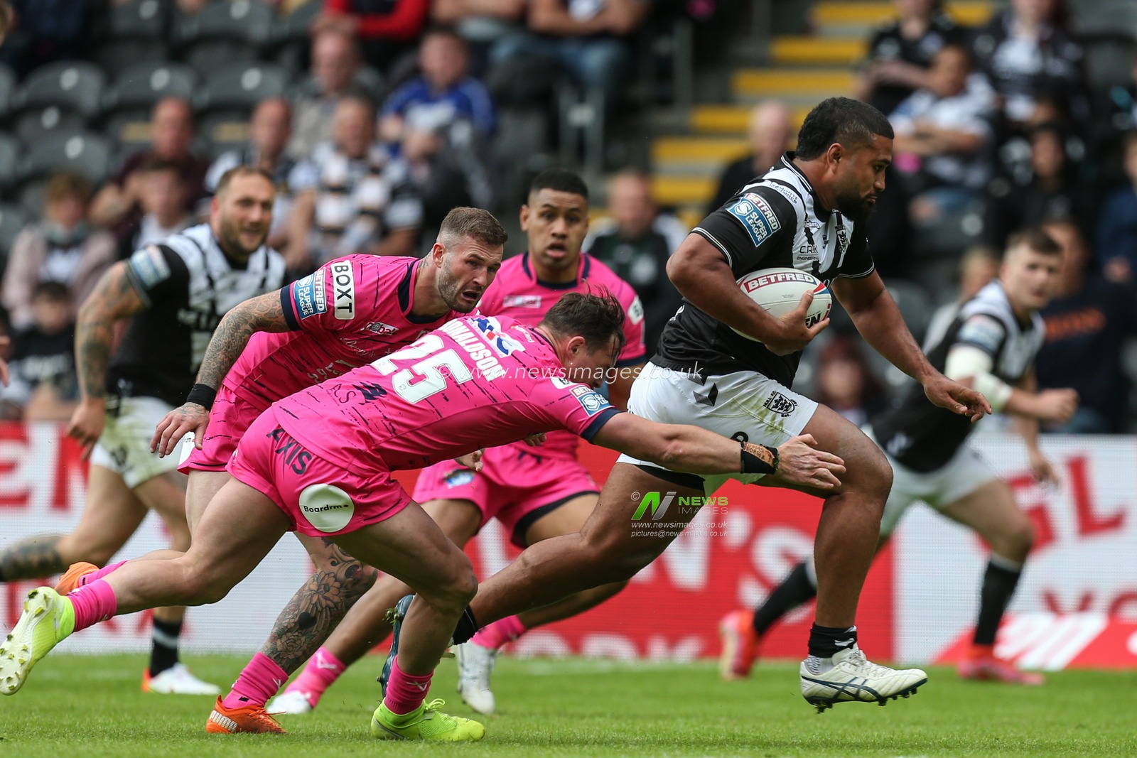 Chris Satae #10 of Hull FC breaks through the Leeds defence to race to the try line