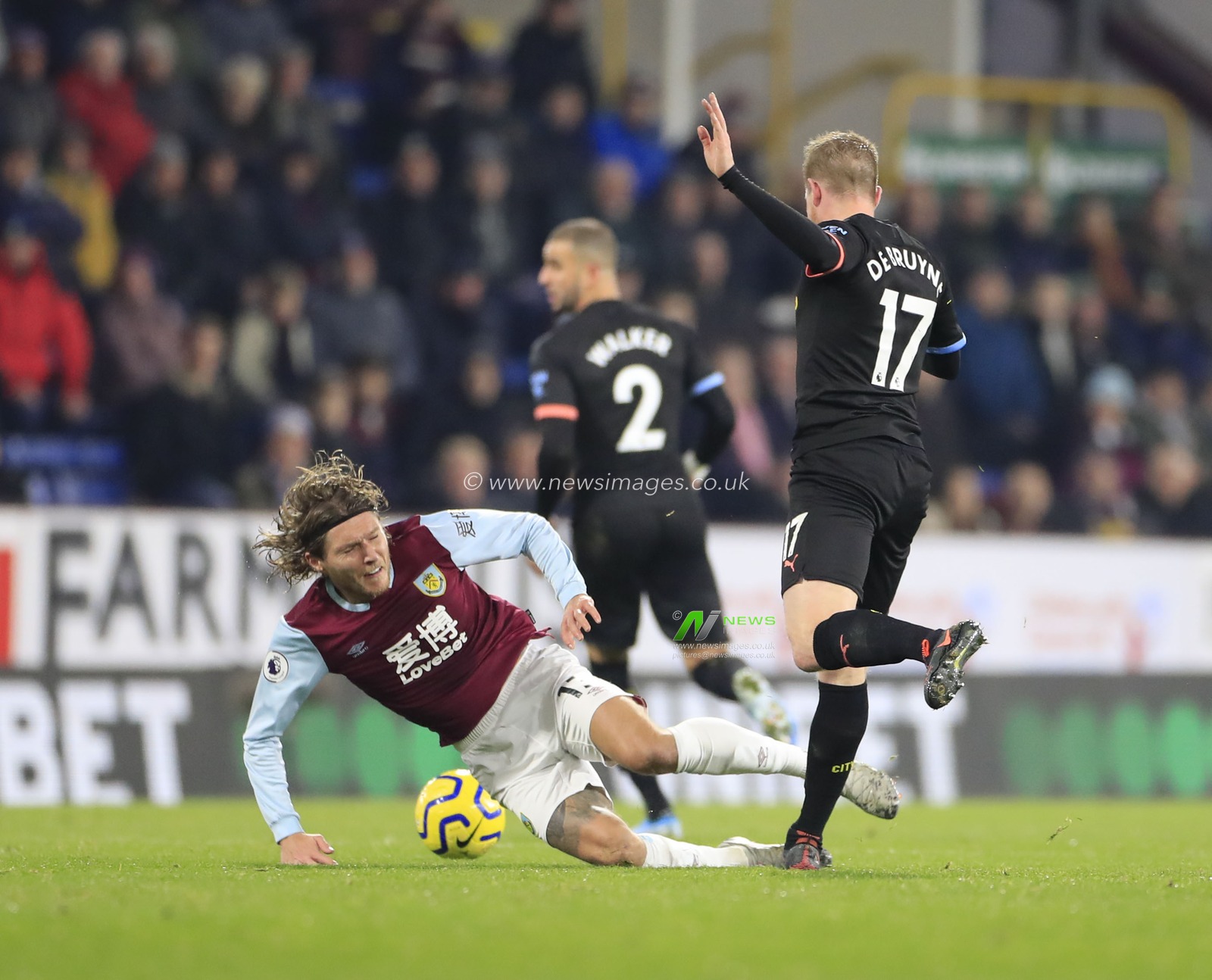3rd December 2019, Turf Moor, Burnley, England; Premier League, Burnley v Manchester City :  Jeff Hendrick (13) of Burnley is mould by Kevin De Bruyne (17) of Manchester City 

Credit: Conor Molloy/News Images