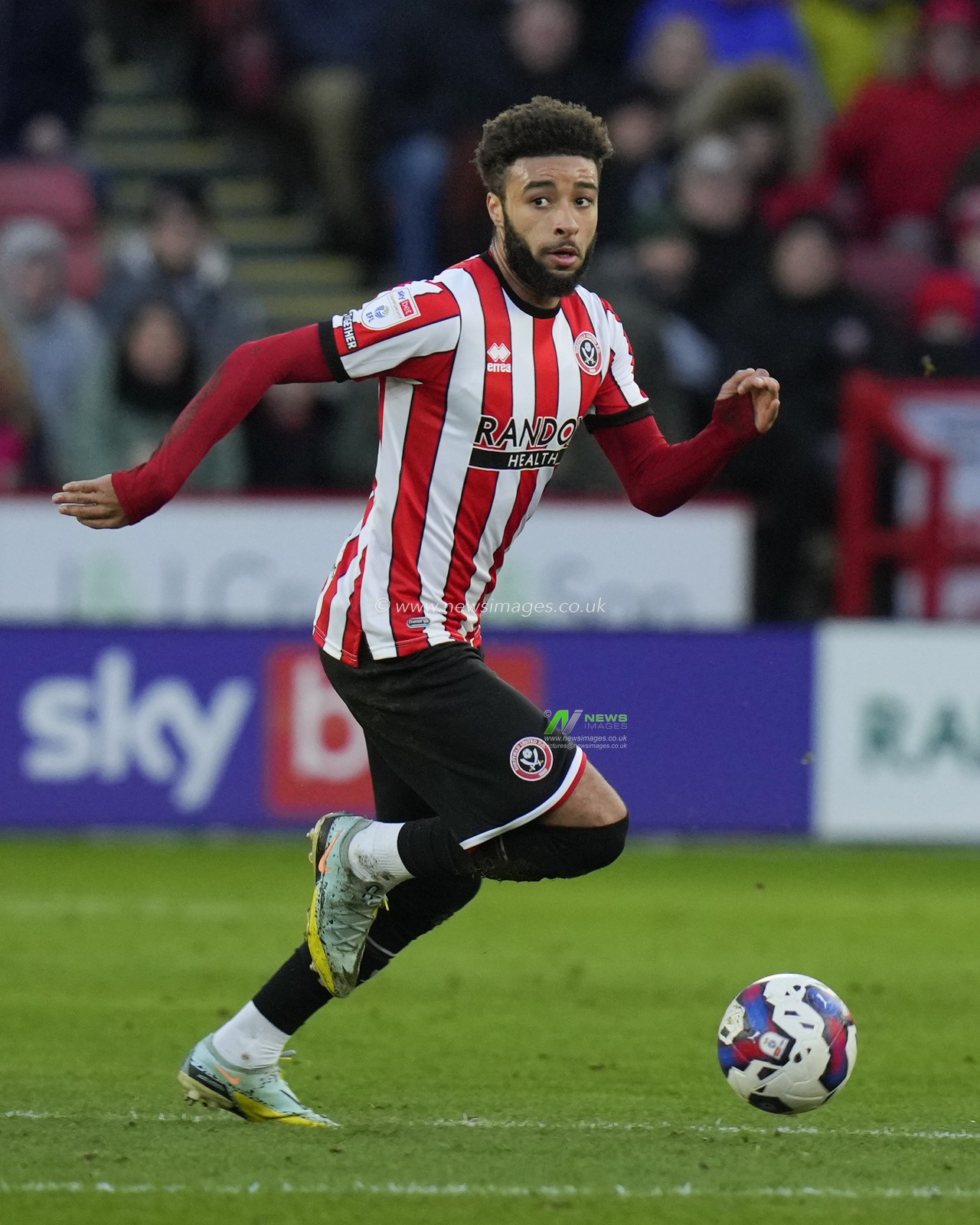 Jayden Bogle #20 of Sheffield United runs with the ball during the Sky Bet Championship match Sheffield United vs Stoke City at Bramall Lane, Sheffield, United Kingdom, 14th January 2023

(Photo by Steve Flynn/News Images)