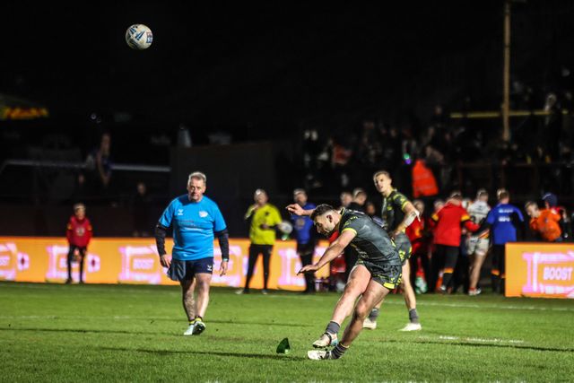 Jake Connor of Leeds Rhinos scores a penalty during the Betfred Super League round 7 match Bradford Bulls vs Leeds Rhinos at Odsal Stadium, Bradford, United Kingdom on 03 April 2026

(Photo by Alfie Cosgrove/News Images)