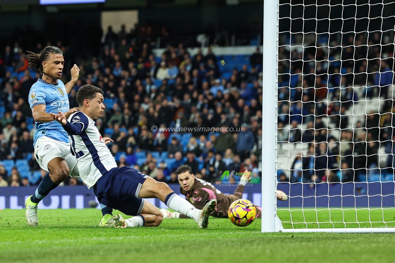 Brennan Johnson of Tottenham Hotspur scores to make it 0-4 during the Premier League match Manchester City vs Tottenham Hotspur at Etihad Stadium, Manchester, United Kingdom, 23rd November 2024

(Photo by Mark Cosgrove/News Images)