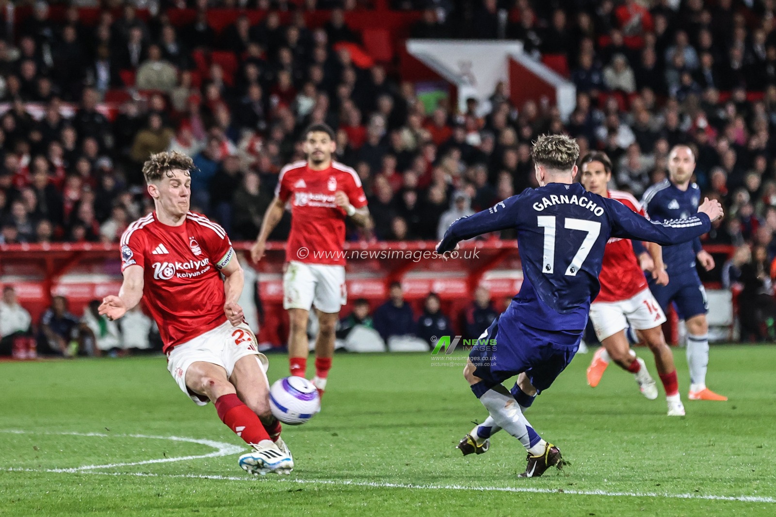 Ryan Yates of Nottingham Forest blocks a shot from Alejandro Garnacho of Manchester United during the Premier League match Nottingham Forest vs Manchester United at City Ground, Nottingham, United Kingdom, 1st April 2025

(Photo by Alfie Cosgrove/News Images)