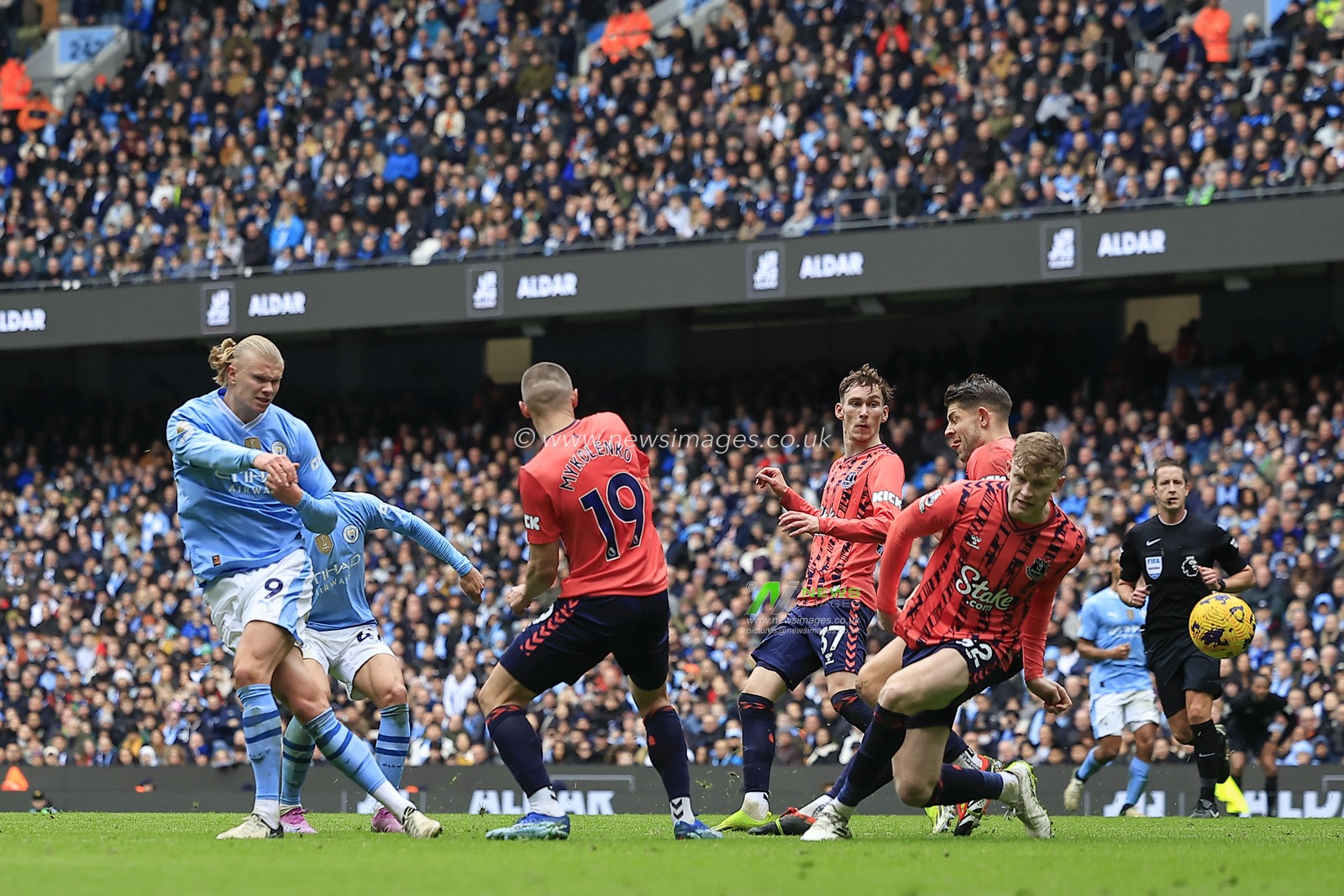 Erling Haaland of Manchester City iruns fires a shot on goal during the Premier League match Manchester City vs Everton at Etihad Stadium, Manchester, United Kingdom, 10th February 2024

(Photo by Conor Molloy/News Images)