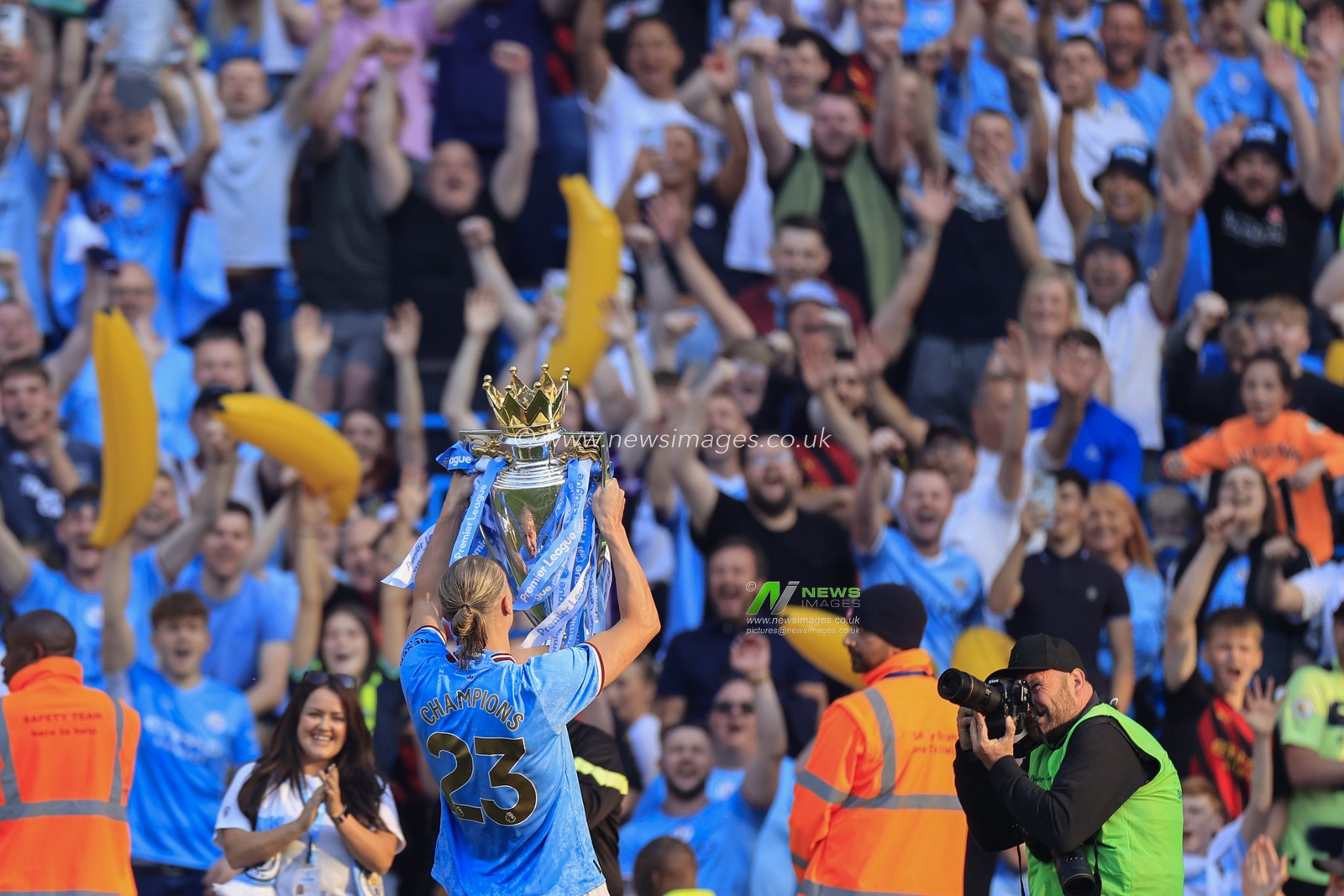 Erling Haaland #9 of Manchester City holds up the Premier League trophy for the fans after the Premier League match Manchester City vs Chelsea at Etihad Stadium, Manchester, United Kingdom, 21st May 2023

(Photo by Conor Molloy/News Images)
